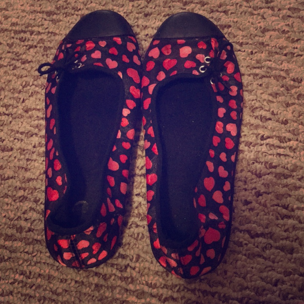 Size 9-10 black shoes with pink hearts.
